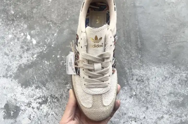 hype Adidas Sneakers