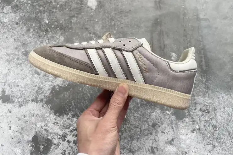 hype Adidas Sneakers