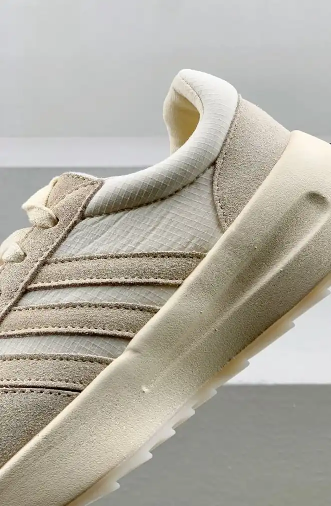 hype Adidas Sneakers