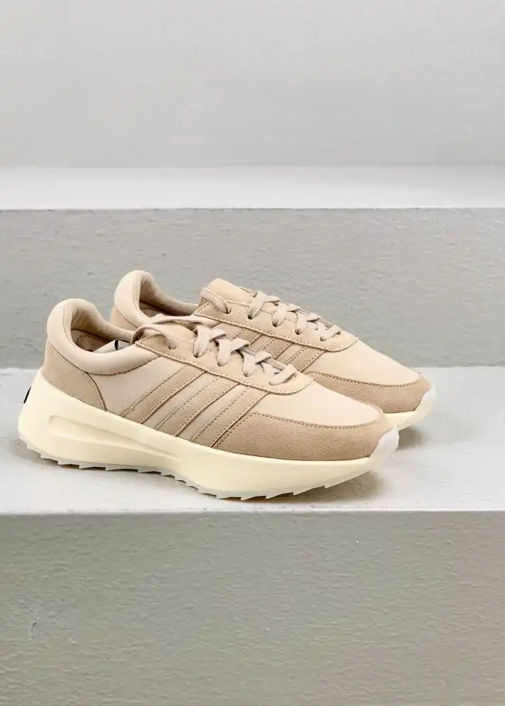 hype Adidas Sneakers