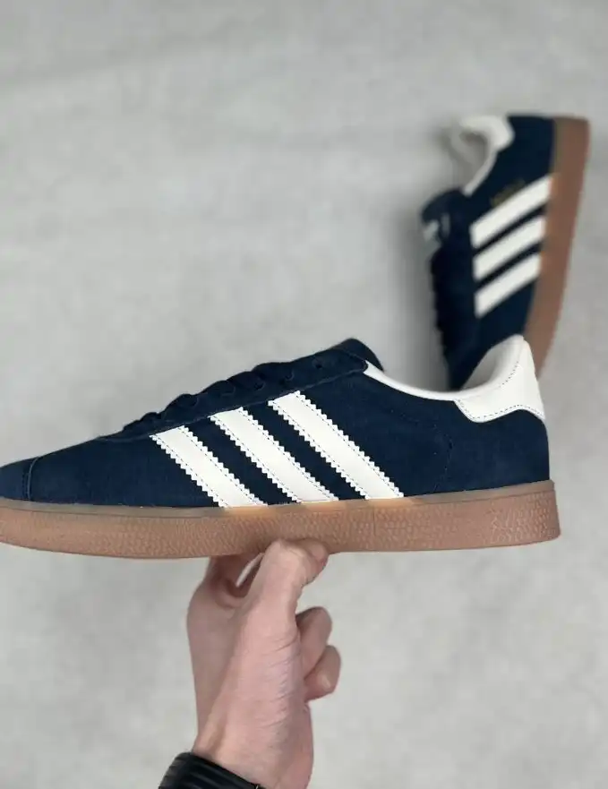 hype Adidas Sneakers