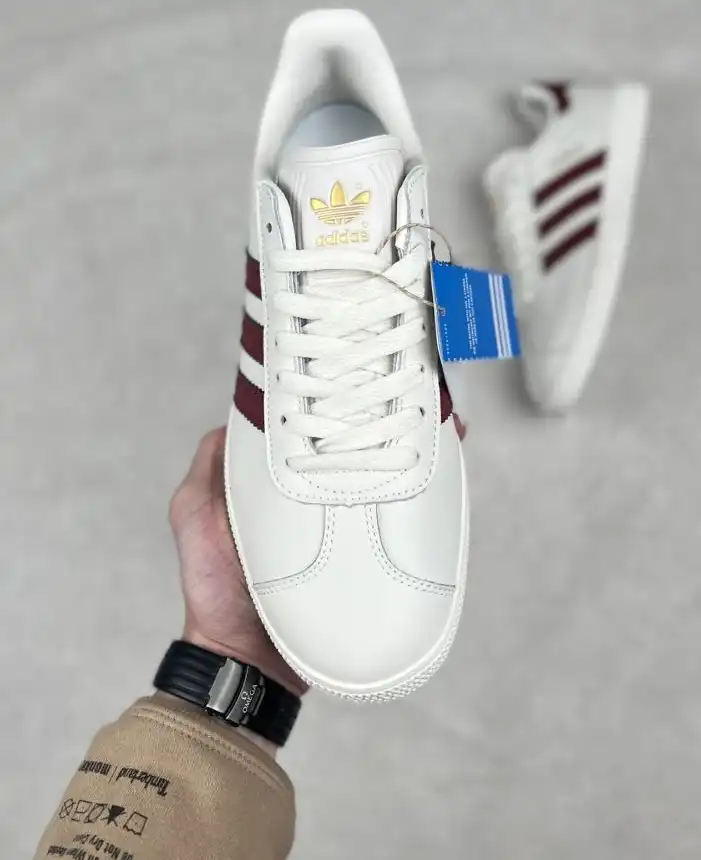 hype Adidas Sneakers