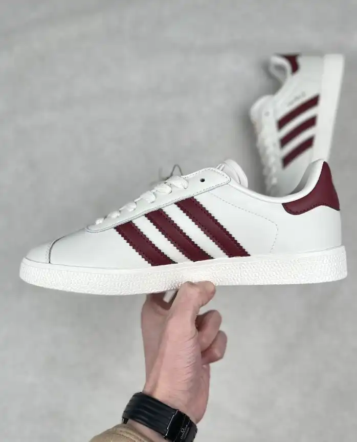 hype Adidas Sneakers