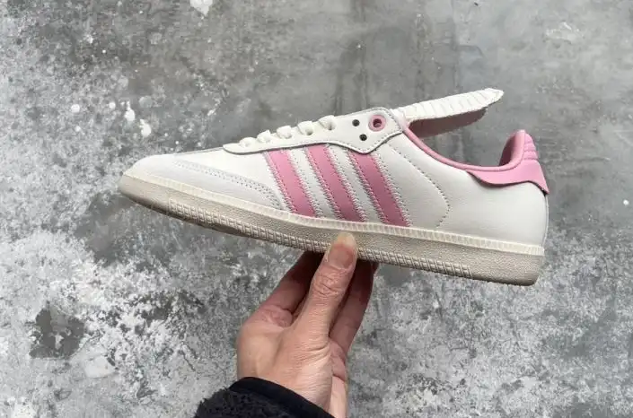 hype Adidas Sneakers