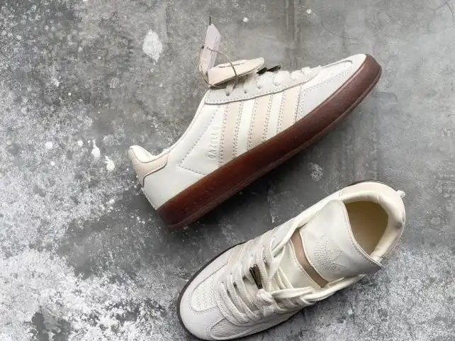 hype Adidas Sneakers