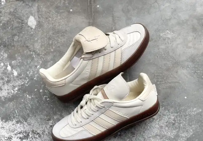 hype Adidas Sneakers