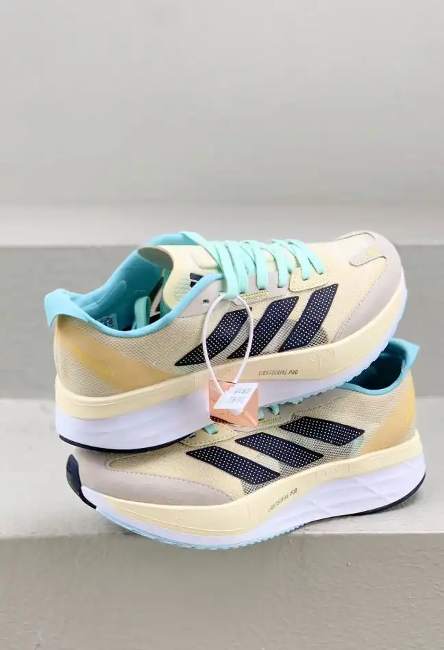 hype Adidas Sneakers