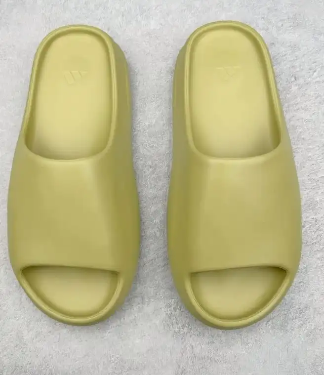 hype Adidas slippers