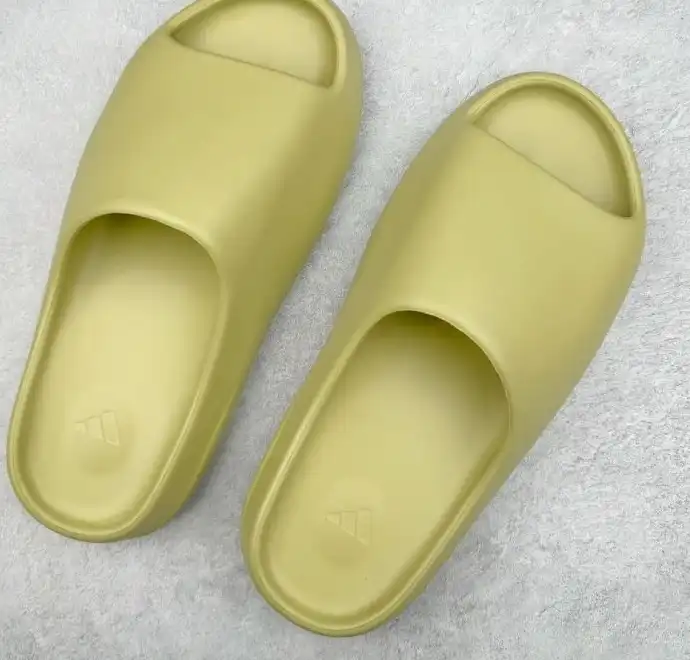 hype Adidas slippers