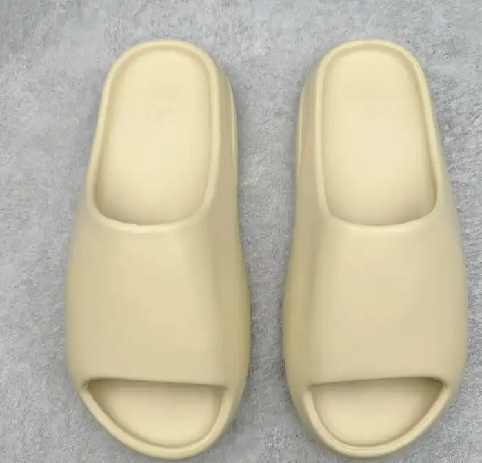 hype Adidas slippers