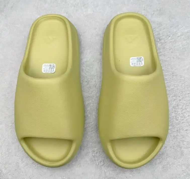 hype Adidas slippers