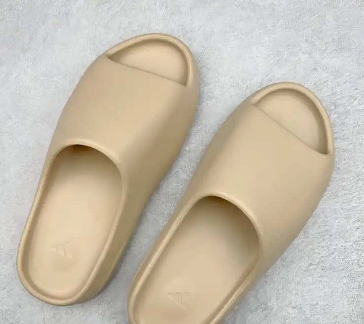 hype Adidas slippers