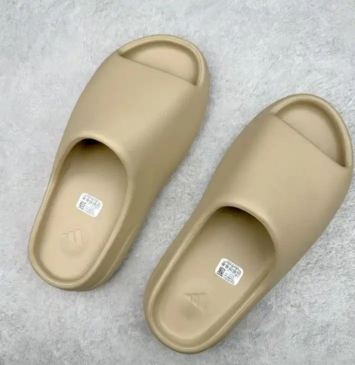 hype Adidas slippers