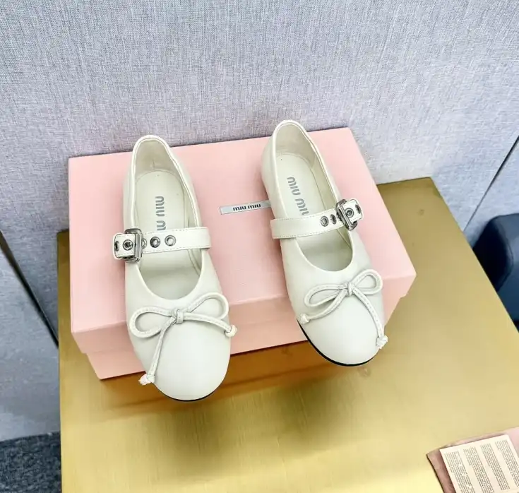 hype Miu Miu flat shoes