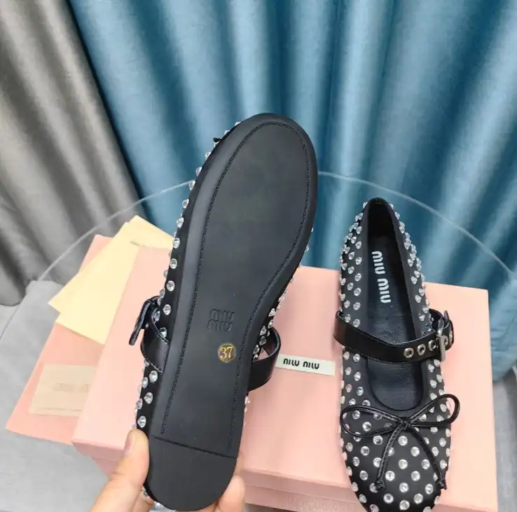 hype Miu Miu flat shoes