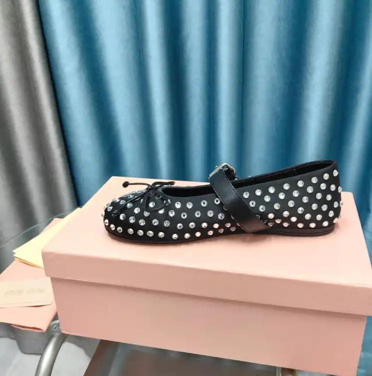 hype Miu Miu flat shoes