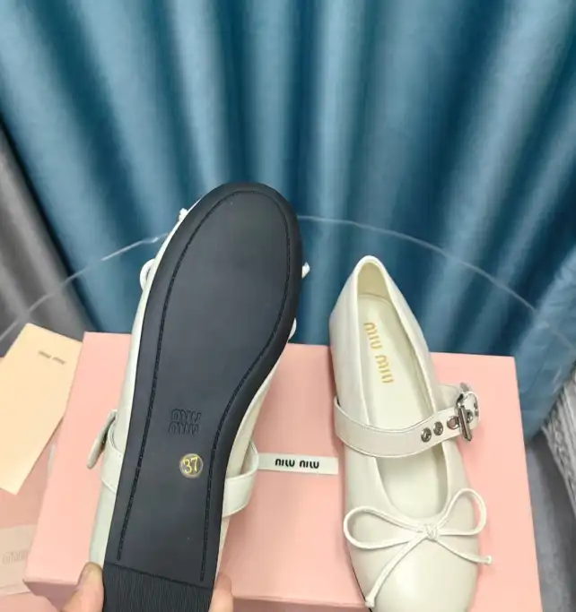 hype Miu Miu flat shoes