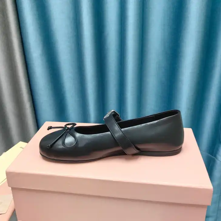 hype Miu Miu flat shoes