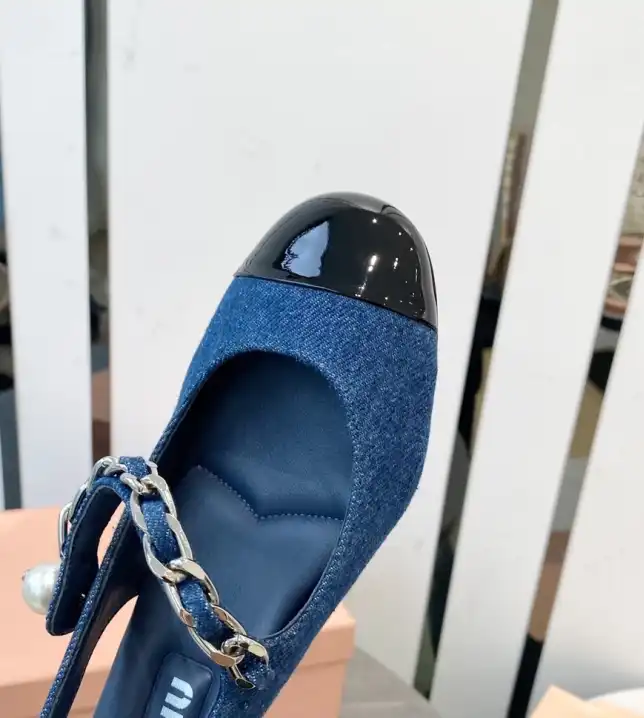 hype Miu Miu flat shoes