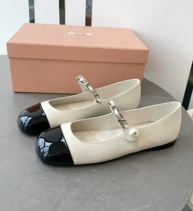 hype Miu Miu flat shoes