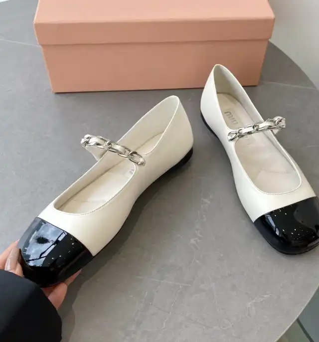 hype Miu Miu flat shoes