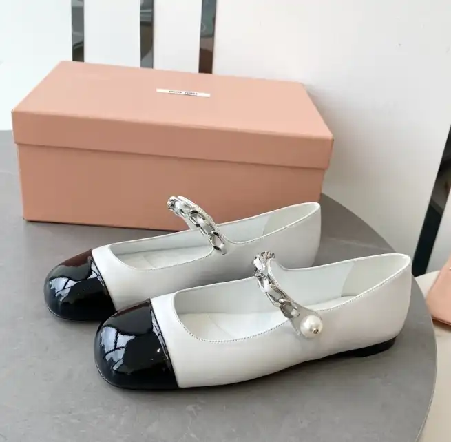 hype Miu Miu flat shoes