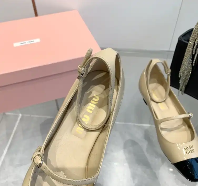 hype Miu Miu flat shoes