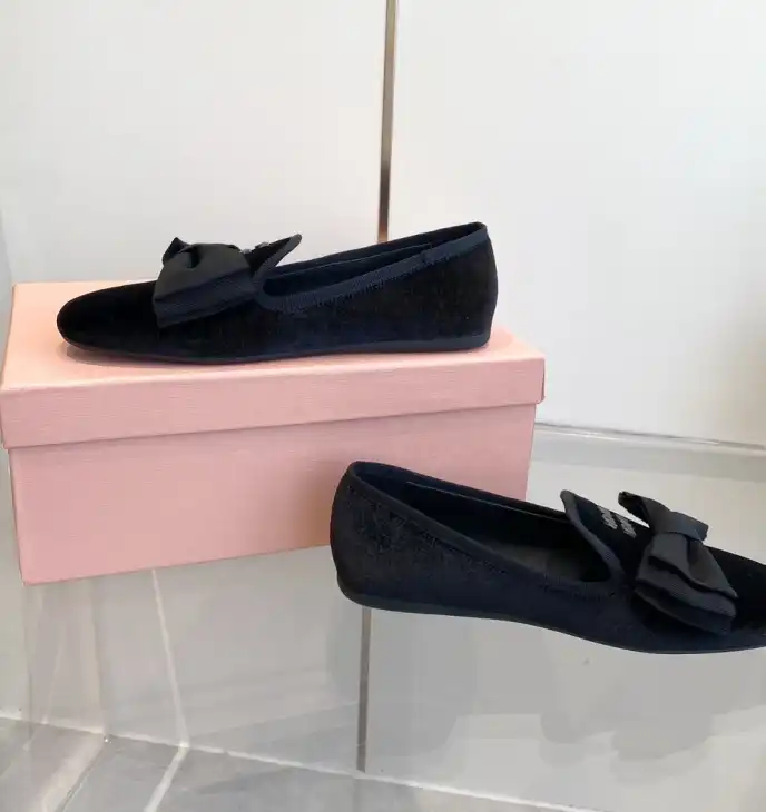 hype Miu Miu flat shoes