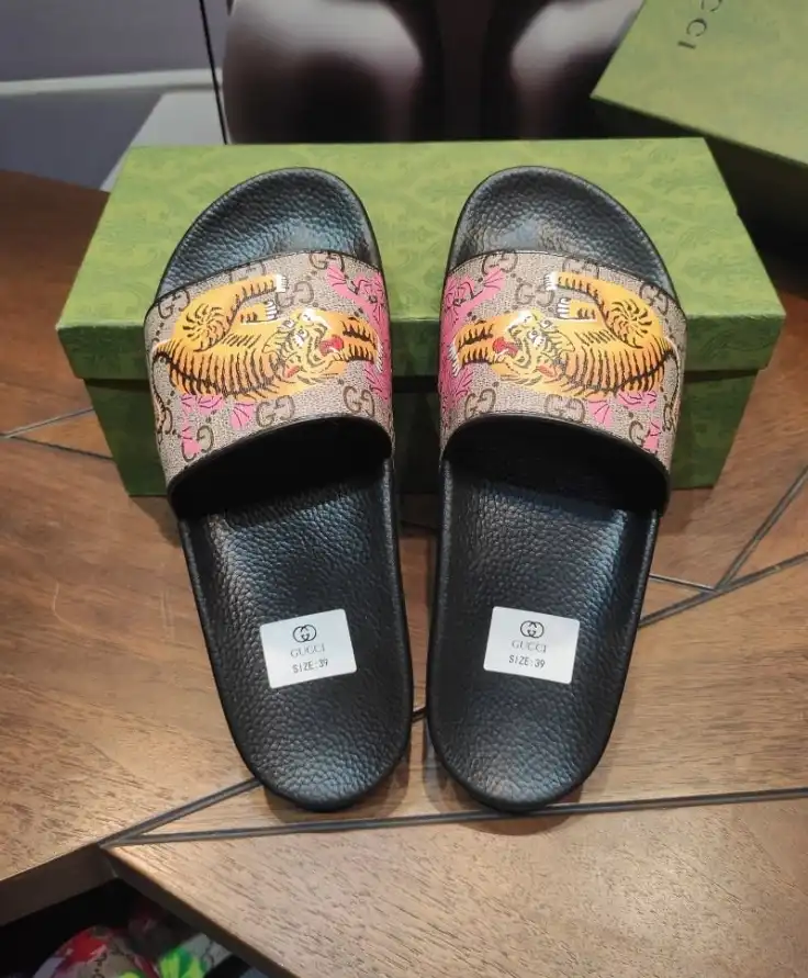 hype Gucci Slippers