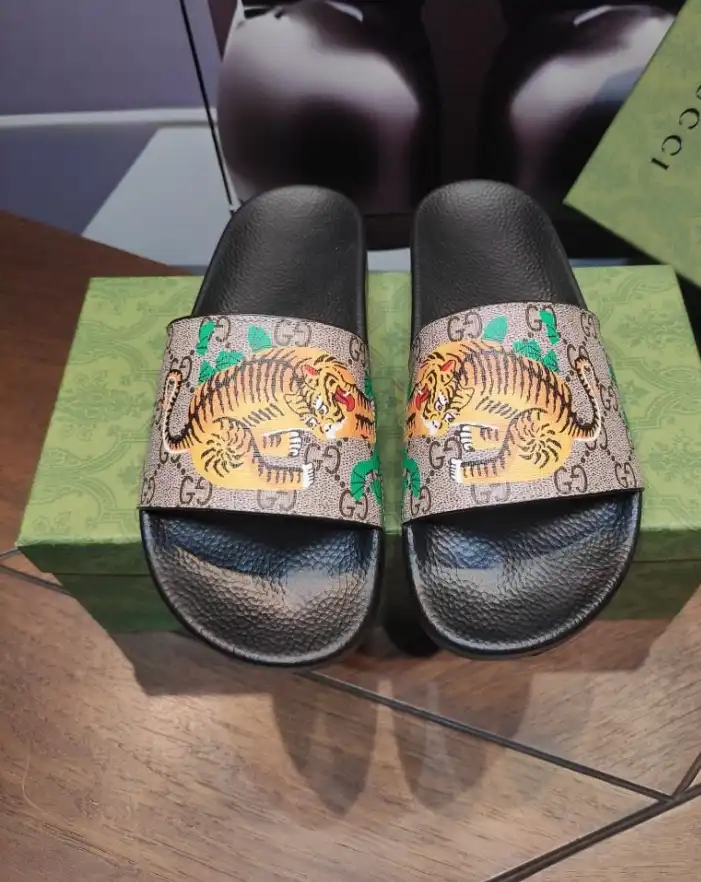 hype Gucci Slippers