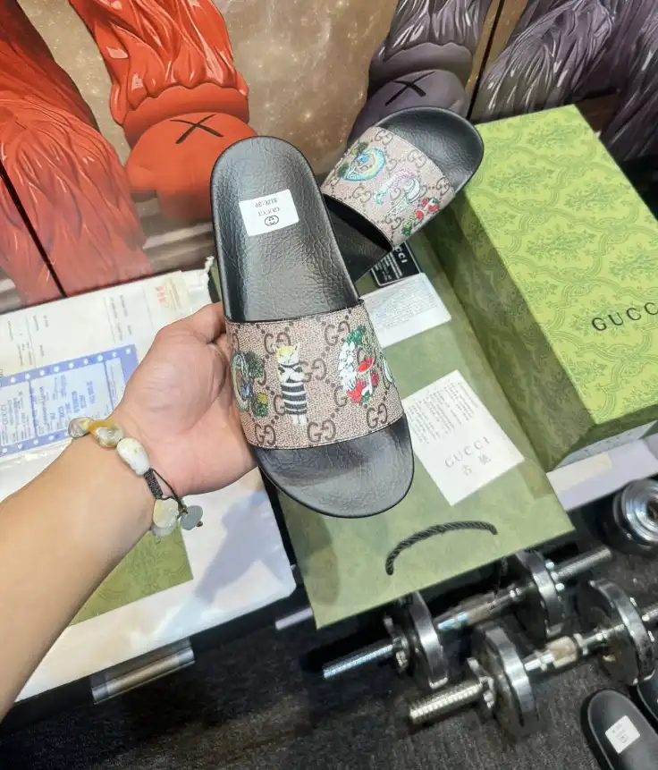 hype Gucci Slippers