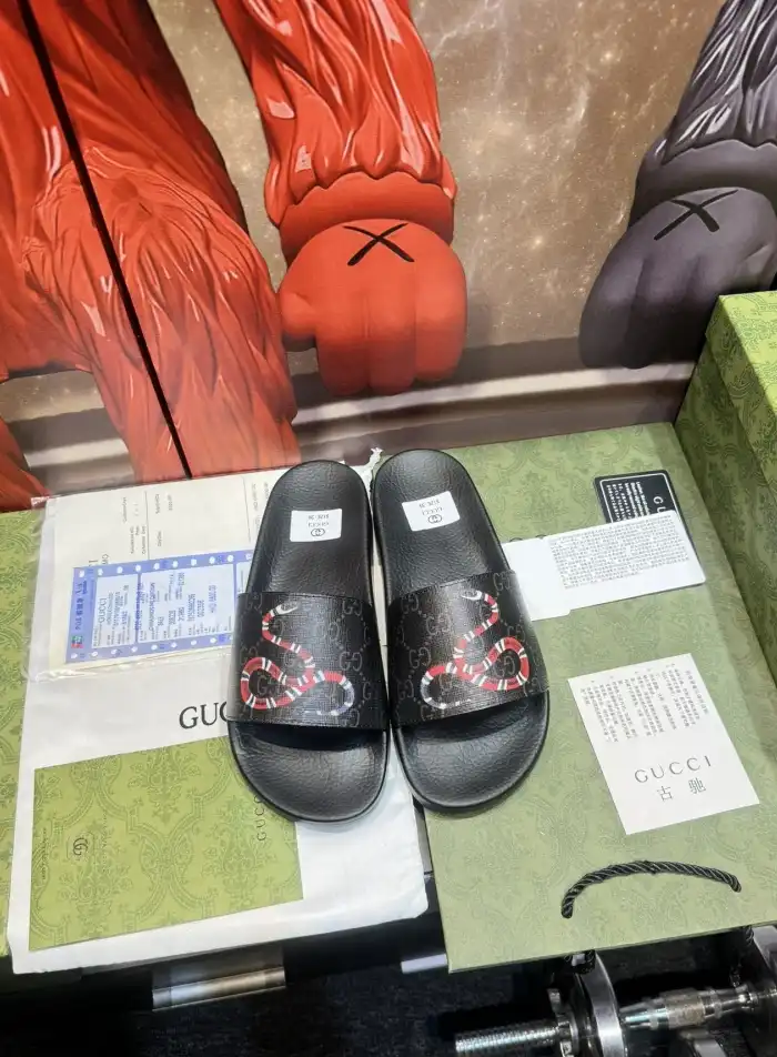 hype Gucci Slippers