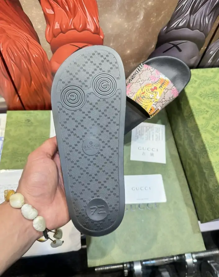 hype Gucci Slippers