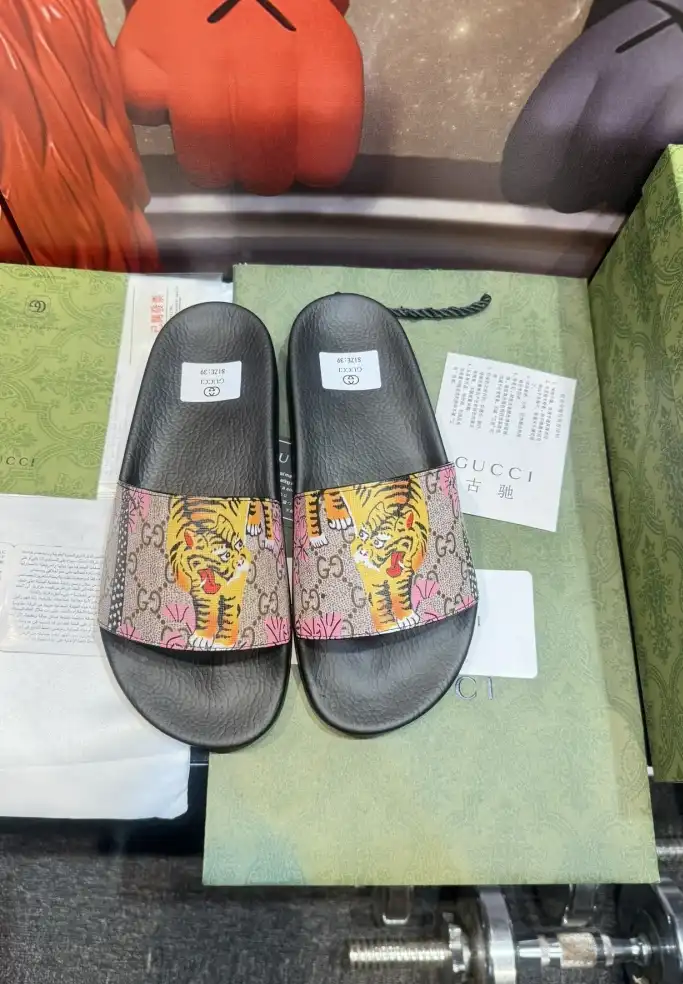 hype Gucci Slippers