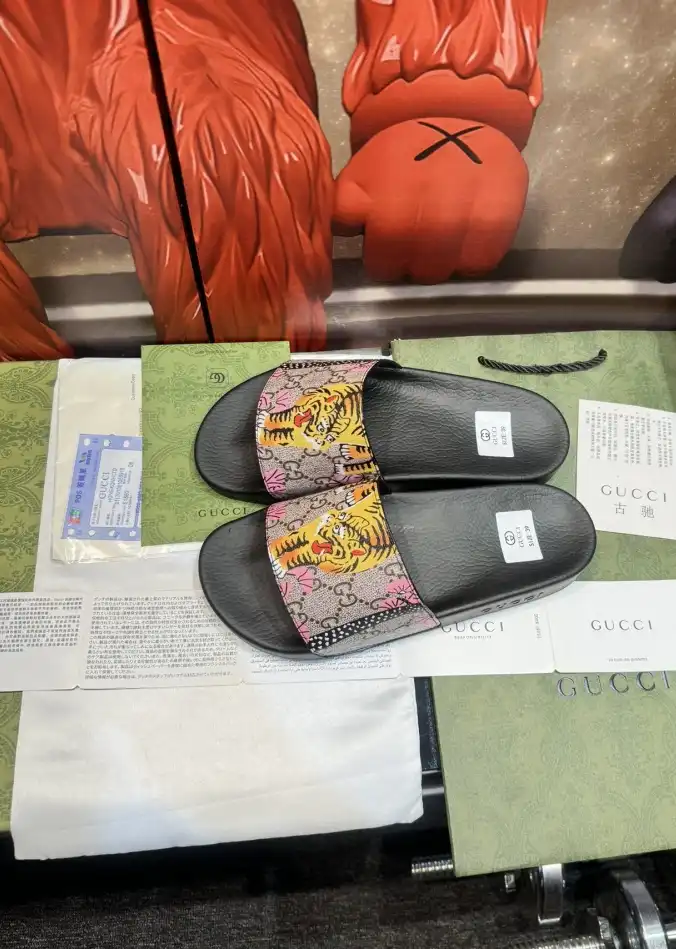 hype Gucci Slippers