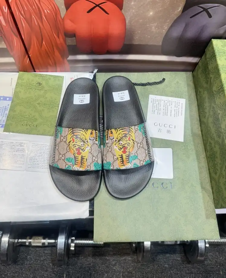 hype Gucci Slippers