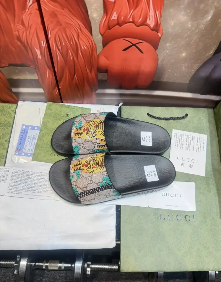 hype Gucci Slippers