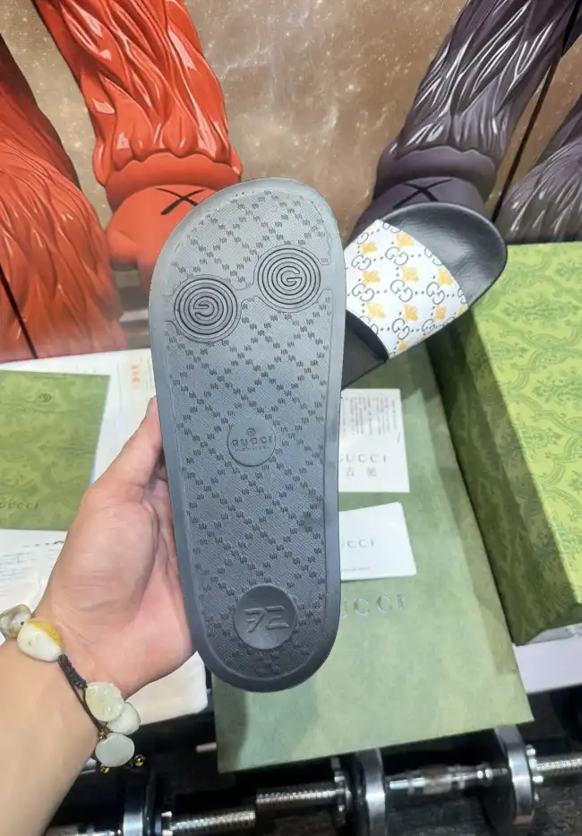 hype Gucci Slippers