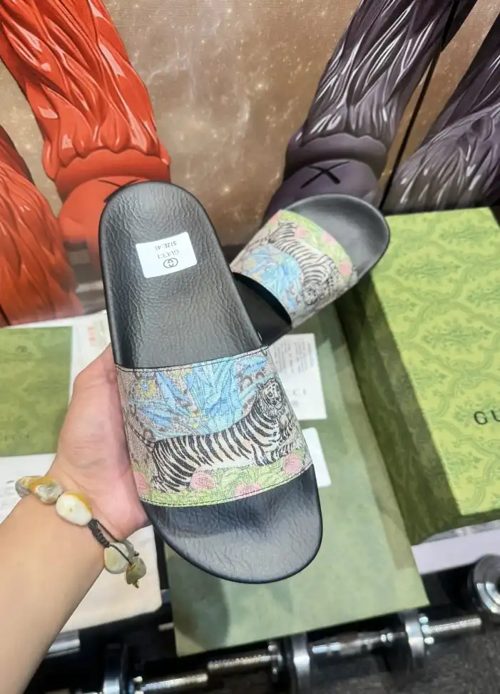 hype Gucci Slippers