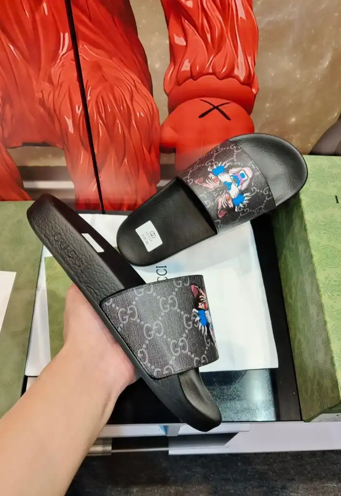 hype Gucci Slippers