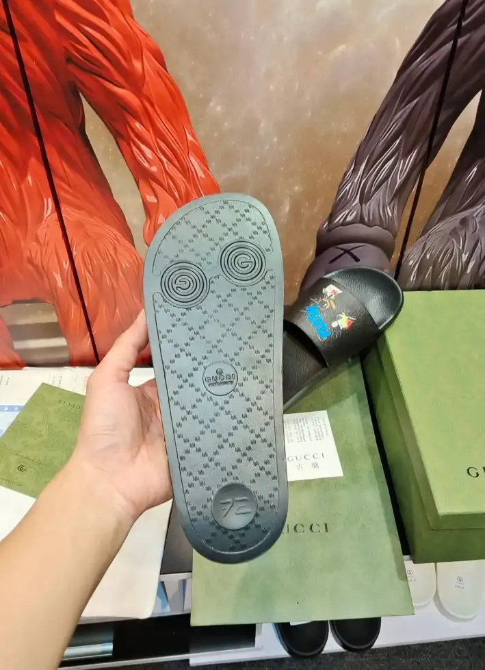 hype Gucci Slippers