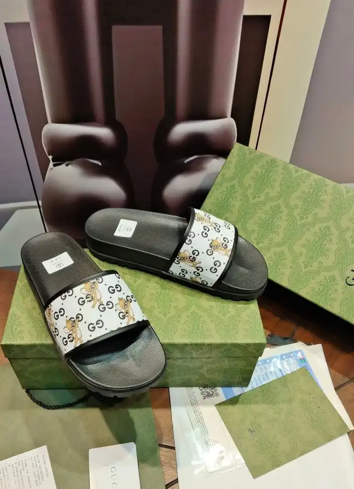 hype Gucci Slippers