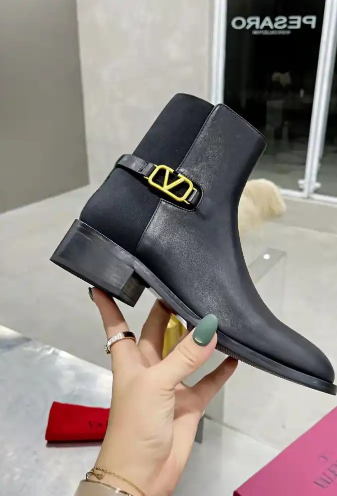 hype Valentino Boots