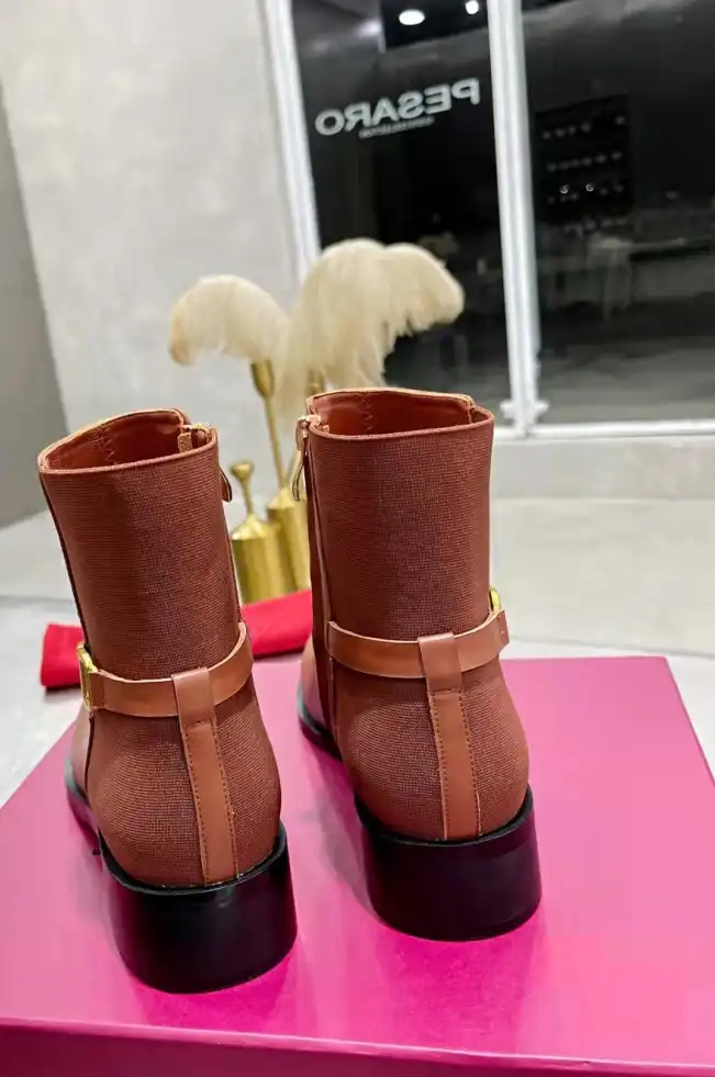 hype Valentino Boots