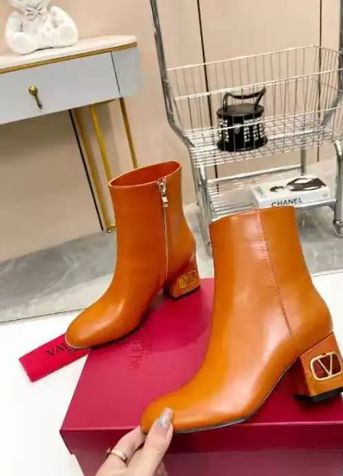 hype Valentino Boots