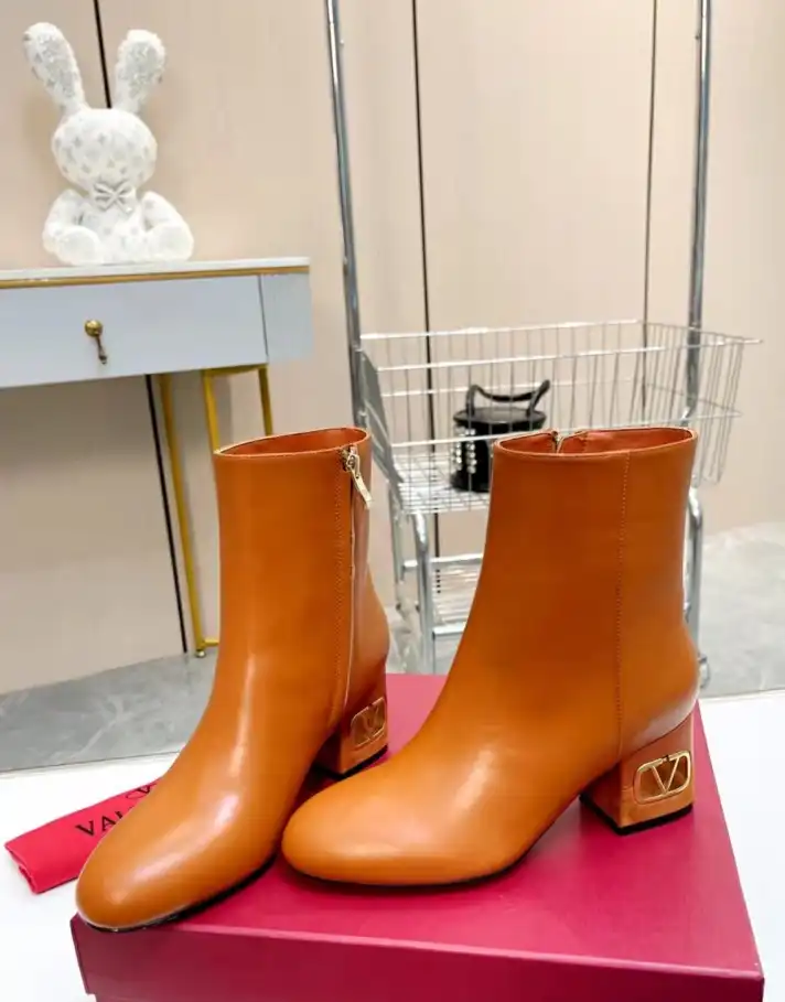 hype Valentino Boots