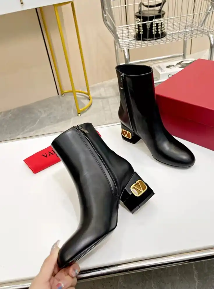 hype Valentino Boots