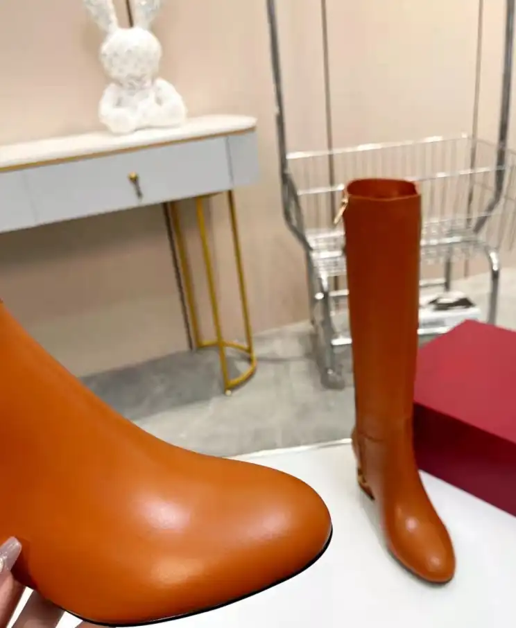 hype Valentino Boots