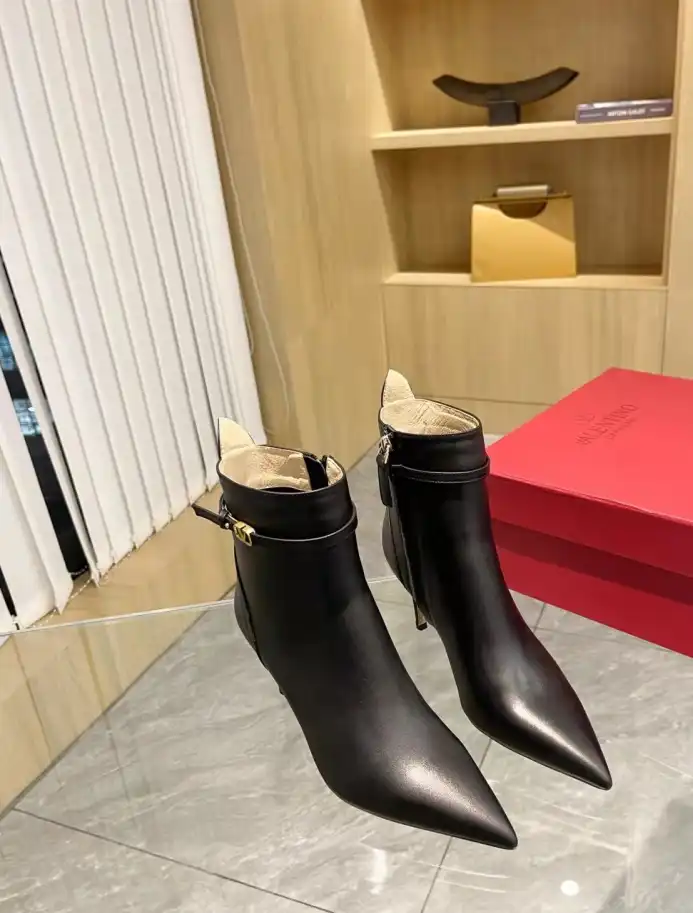 hype Valentino Boots