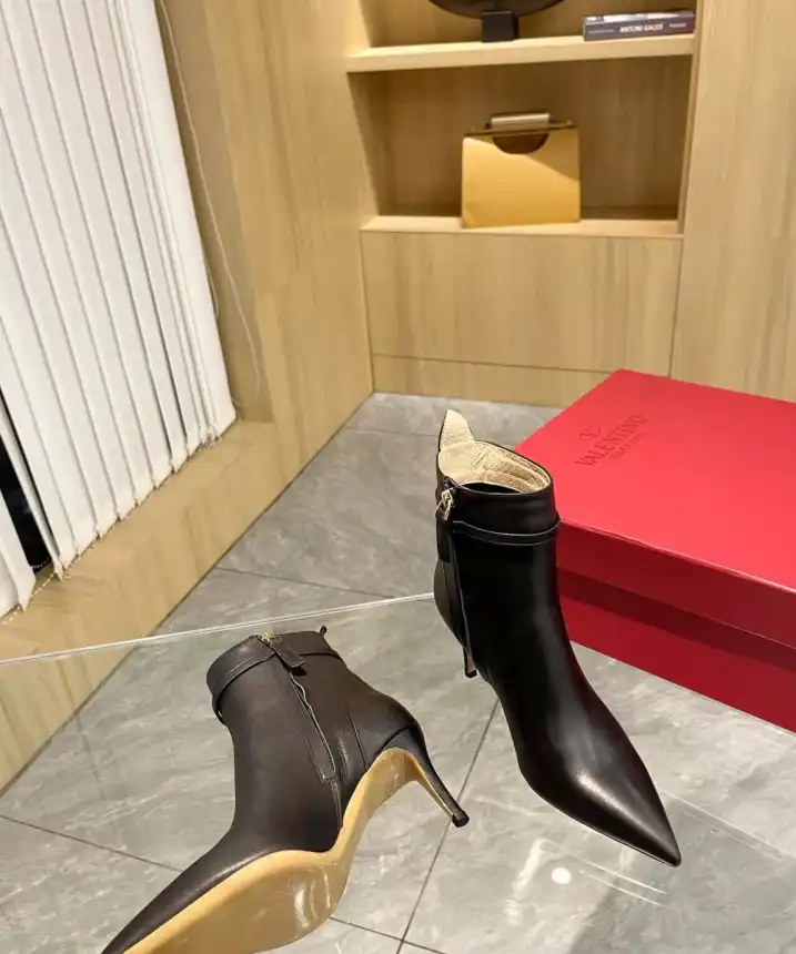 hype Valentino Boots